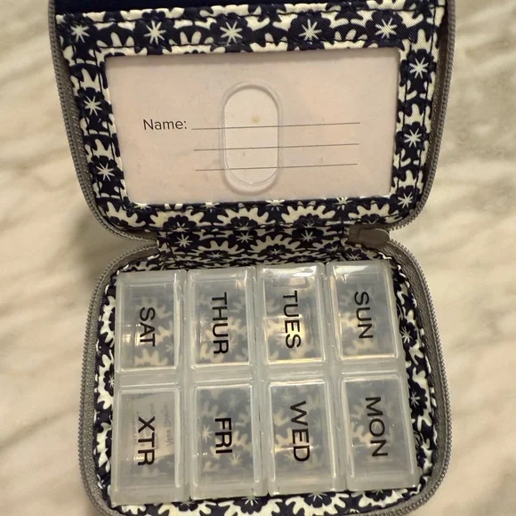 Vera Bradley Owl Embroidered Gray Quilted Twill Travel Pill Case Organizer NWOT - Picture 5 of 5